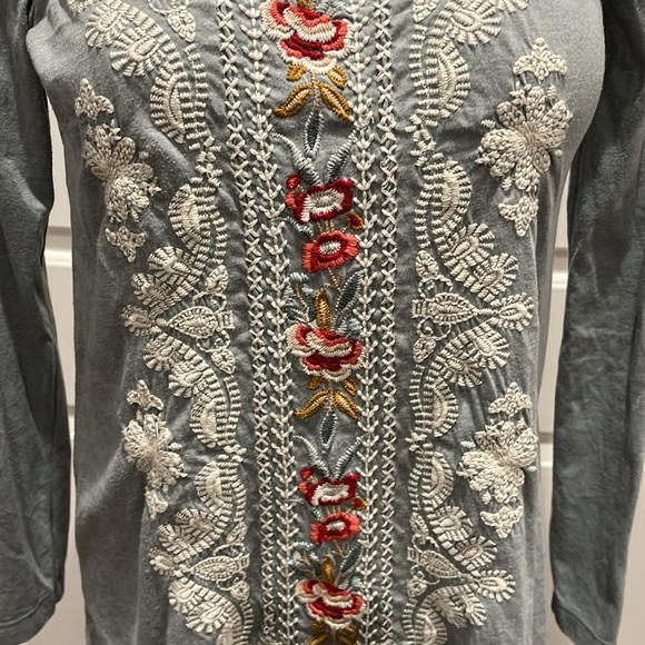 Johnny Was sz M long sleeve Cotton/polyester blend embroidered front - Picture 2 of 5